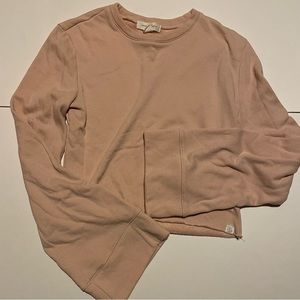 Cropped dusty pink sweatshirt with flared sleeves